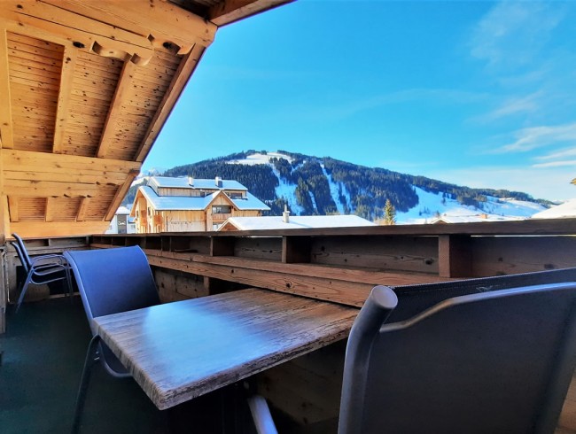 Balkon mit Blick auf die Skipiste